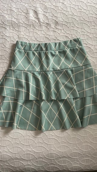 Falda verde con volantes y estampado de rombos