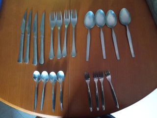 Set di posate metalliche (4 coltelli, forchette, cucchiai)