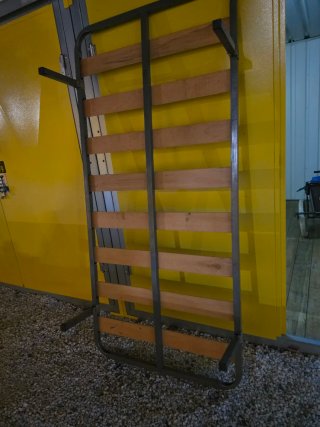 Somier con patas metálicas y lamas de madera