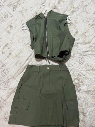 Conjunto verde militar crop top y falda