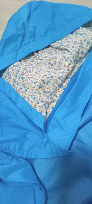 Chaqueta cortavientos celeste