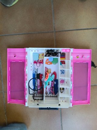 Armario Barbie +accesorios ideal para Leire Urbina