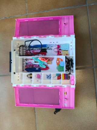 Armario Barbie +accesorios ideal para Leire Urbina
