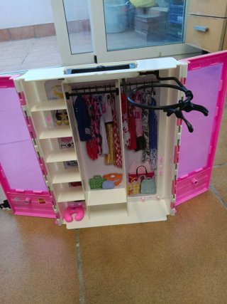 Armario Barbie +accesorios ideal para Leire Urbina