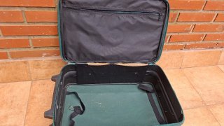 Maleta de viaje verde con ruedas