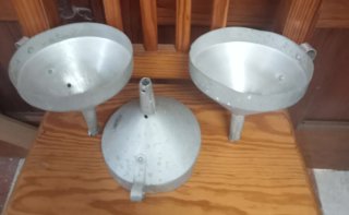 3 Embudo Metálico Antiguo