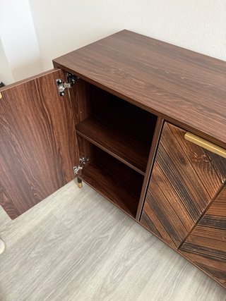 Mueble de madera de lujo con detalles dorados