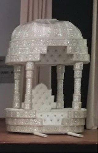 Trono de boda plateado y blanco