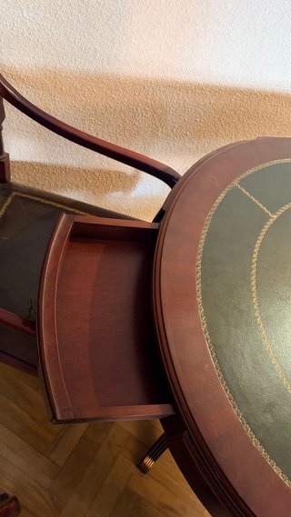Mesa de juego redonda de madera y piel