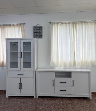 Mueble de melamina blanco con vitrina