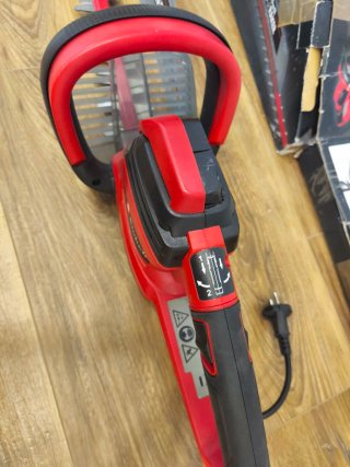 Cortasetos Eléctrico 600W  • Golpe estético