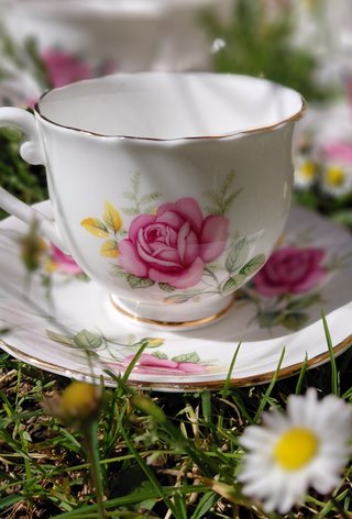 Tazze e piattini in ceramica floreale