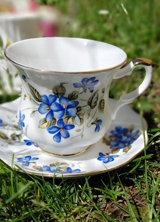 Tazze e piattini in ceramica floreale
