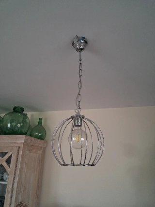 Lámpara colgante de metal.