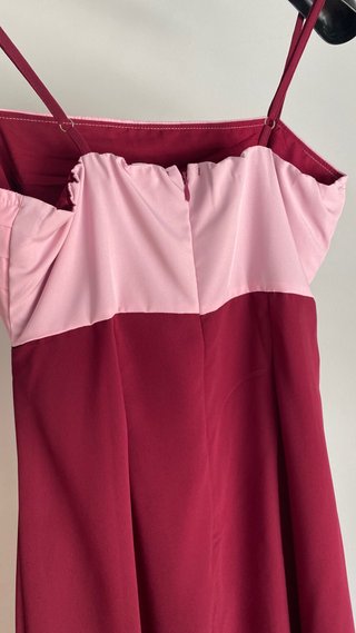 Vestido burdeos invitada