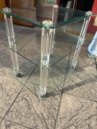 Mesa auxiliar cristal y metacrilato