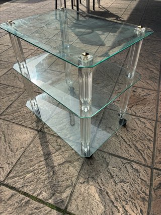 Mesa auxiliar cristal y metacrilato