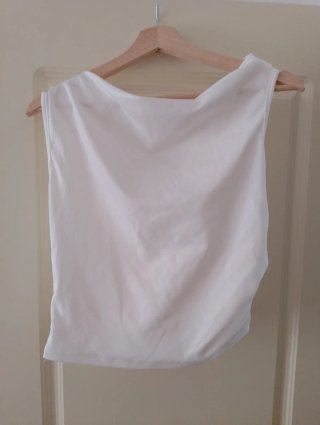 Blusa blanca cruzada elegante