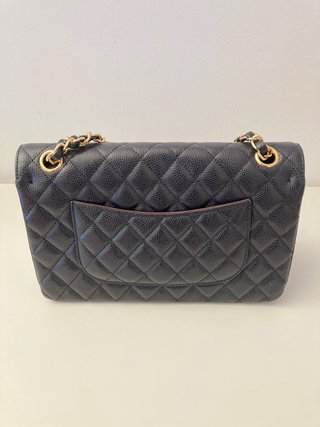 Borsa in pelle nera trapuntata con catena oro