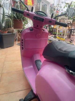 Moto eléctrica infantil Vespa rosa