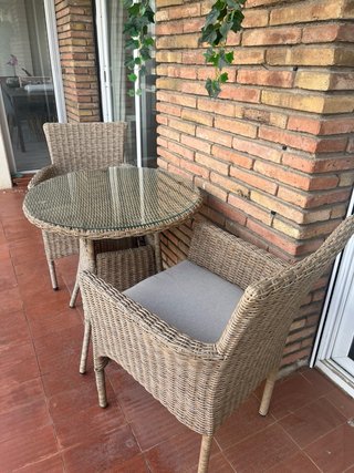 Mesa y 2 sillas de balcón