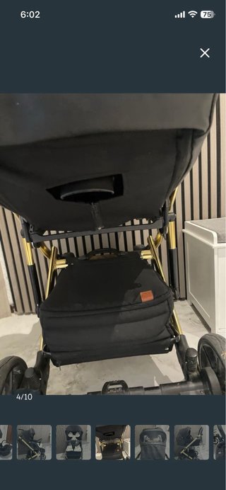 Carrito de bebé negro y dorado