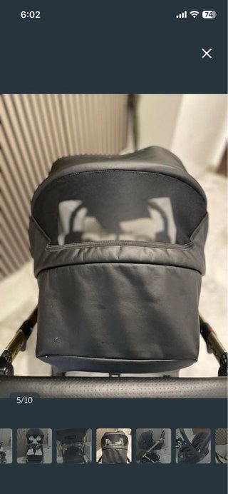 Carrito de bebé negro y dorado