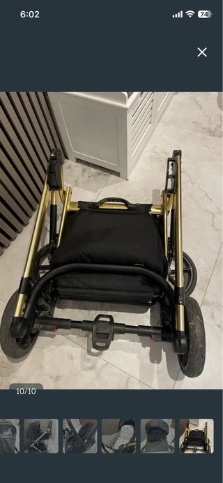 Carrito de bebé negro y dorado