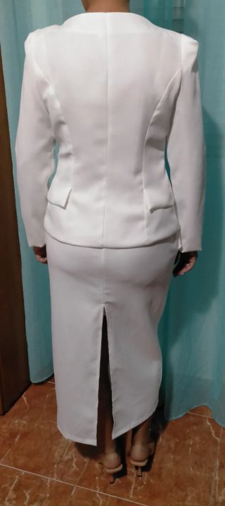 Traje blanco blazer y falda
