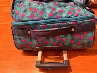 Macuto Kipling con ruedas estampado