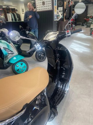 Vespa Primavera 125 Negra Nueva
