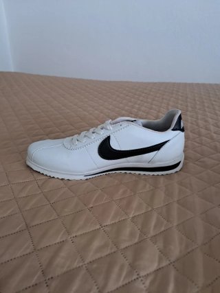 Tênis Branco e Preto