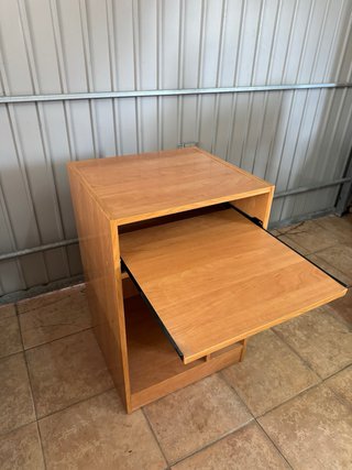 Mueble ordenador madera bandeja oculta