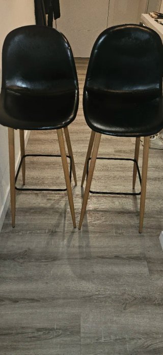 Mesa de cocina madera y metal, con 2 taburetes.