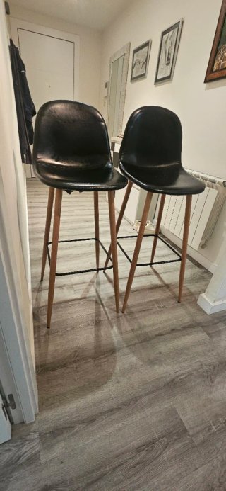 Mesa de cocina madera y metal, con 2 taburetes.