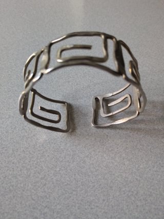 Brazalete Diseño Modernista Metal Plateado