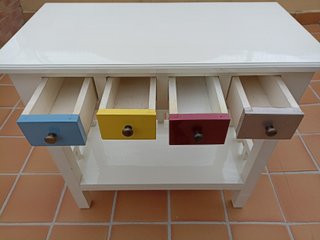 Mueble con cajones de colores