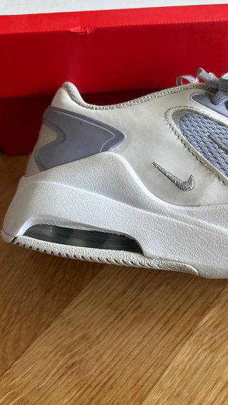 Nike Air Chica lila, blanco y gris.
