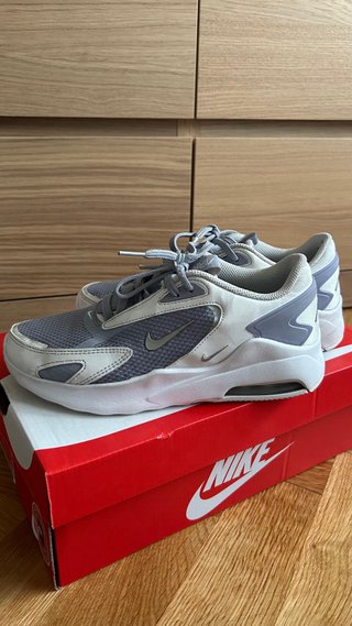Nike Air Chica lila, blanco y gris.