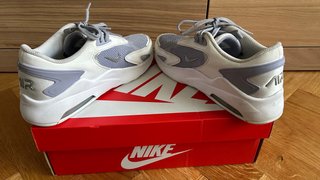 Nike Air Chica lila, blanco y gris.