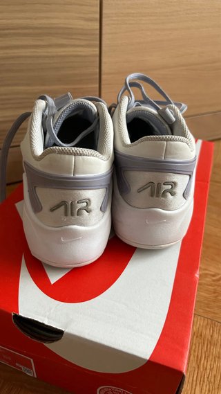 Nike Air Chica lila, blanco y gris.