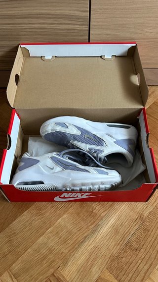 Nike Air Chica lila, blanco y gris.