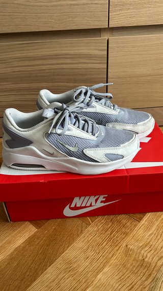 Nike Air Chica lila, blanco y gris.