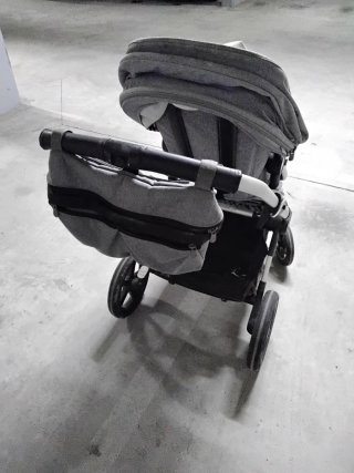 Carrito de bebé con accesorios