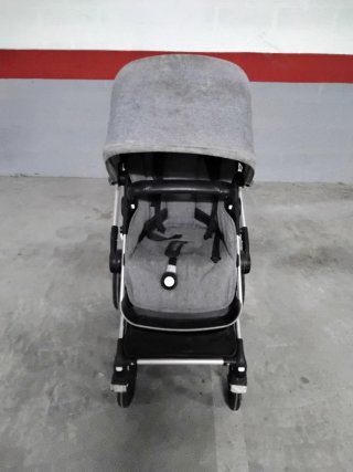 Carrito de bebé con accesorios