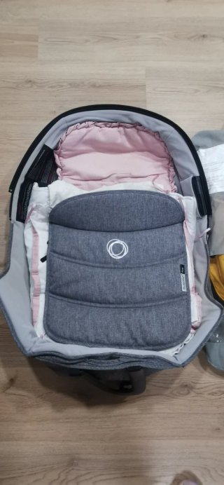 Carrito de bebé con accesorios