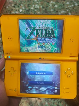 Nintendo DS XL Amarilla con juego Zelda incluido