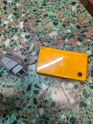 Nintendo DS XL Amarilla con juego Zelda incluido