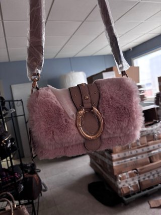 Borsa di lusso rosa con dettagli dorati