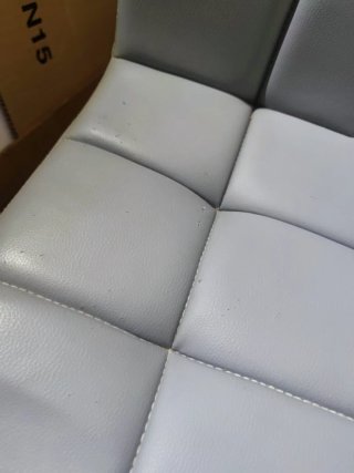 Mesa alta y 2 taburetes con respaldo